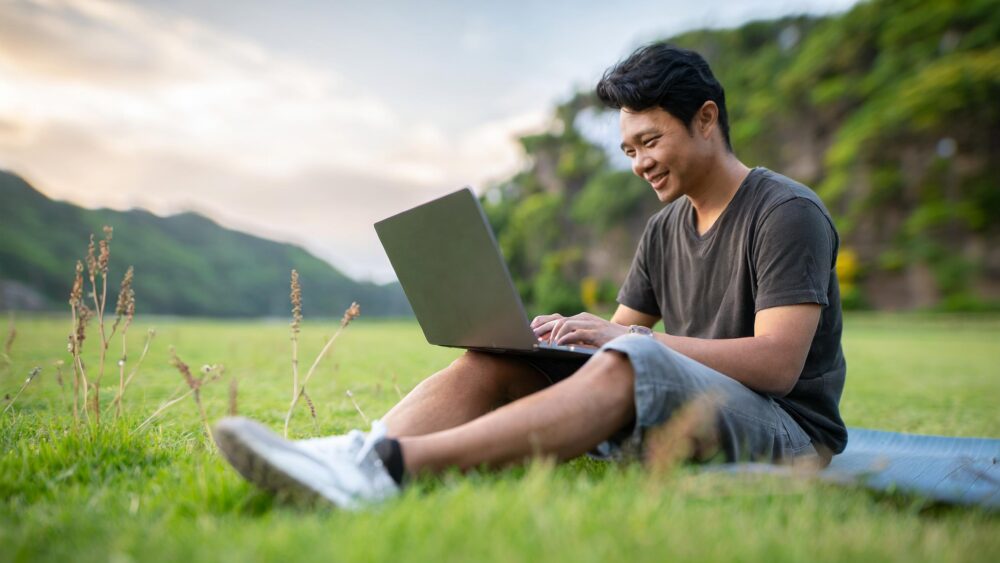 Homme prend un formations en ligne dans un champ