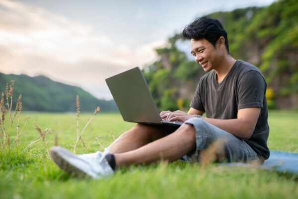Homme prend un formations en ligne dans un champ